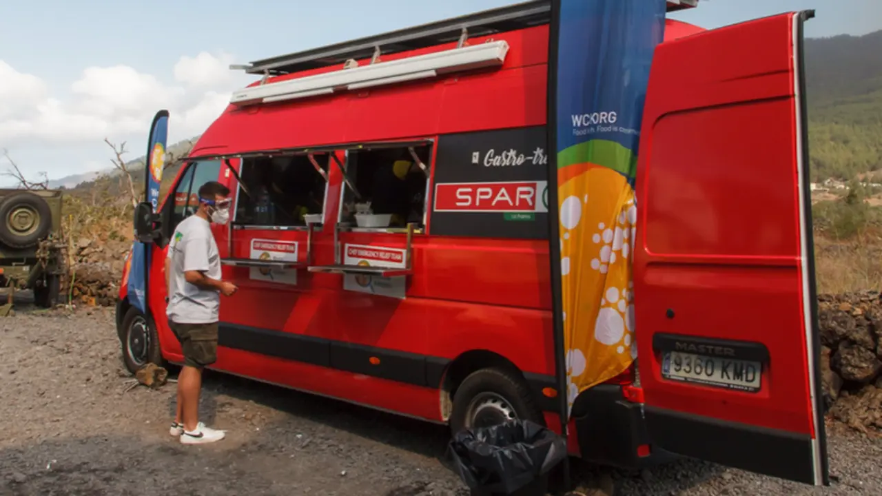 <p> Archivo - Voluntarias de World Central Kitchen, la ONG del chef Jos&eacute; Andr&eacute;s, reparten comida entre los trabajadores y voluntarios que asisten a los afectados por el volc&aacute;n de Cumbre Vieja, en La Palma - Europa Press - Archivo </p>