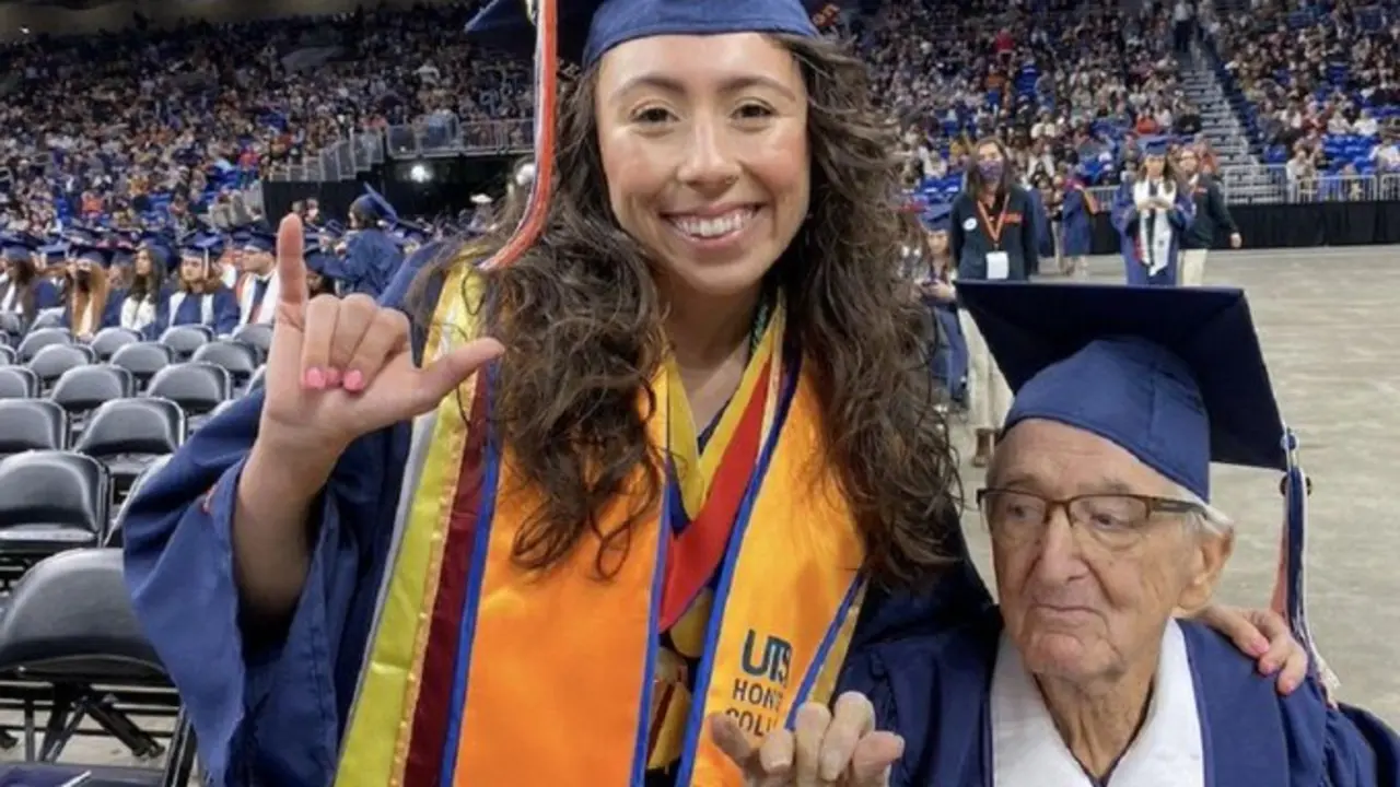 <p> Abuelo y nieta celebrando la graduaci&oacute;n conjunta. Fuente: Twitter @LosAndesDiario </p>
