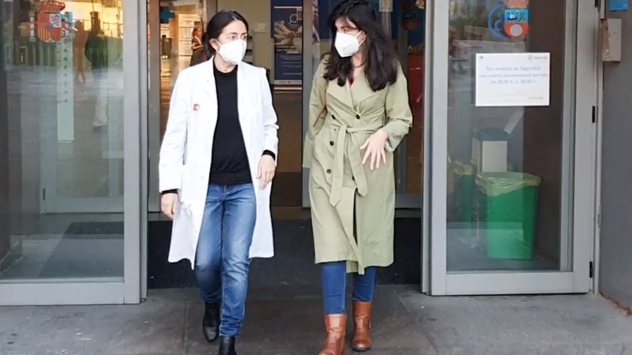 <p> Carmen Valero y Ana Santurt&uacute;n, en la puerta de acceso al HUMV - UC </p>
