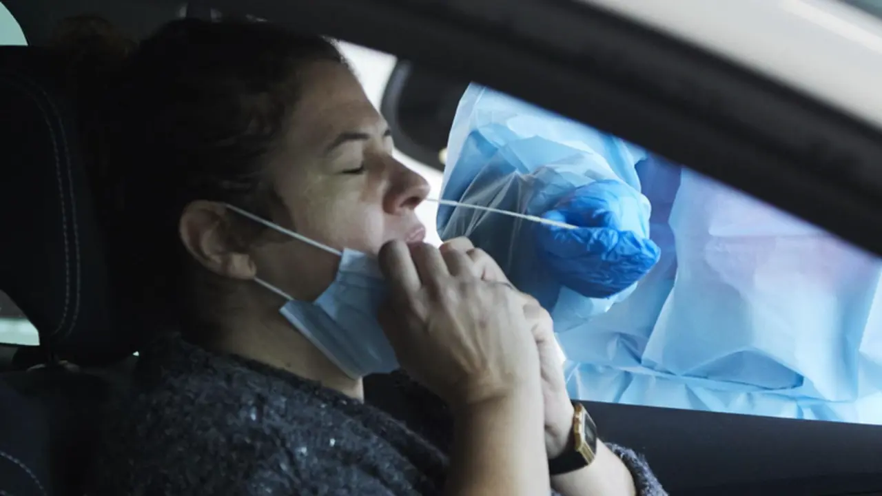 <p> Una sanitaria le realiza la prueba PCR a una mujer en su coche durante la realizaci&oacute;n de PCR en el autocovid instalado en el Hospital Militar, a 28 de diciembre de 2021 en Sevilla (Andaluc&iacute;a, Espa&ntilde;a) - Joaquin Corchero - Europa Press </p>
