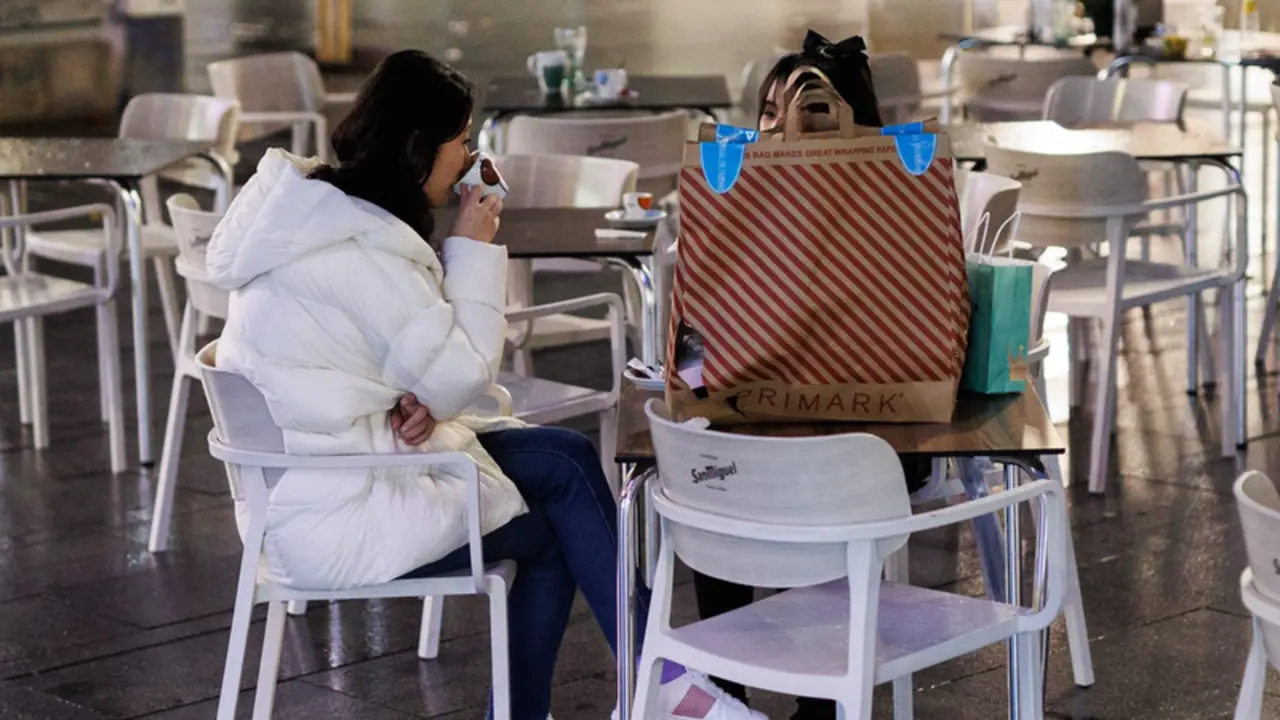 <p> Dos amigas toman el aperitivo en la calle Montera para celebrar la llegada de la Nochebuena, a 24 de diciembre de 2021, en Madrid (Espa&ntilde;a). A pesar de las nuevas restricciones, como el uso de la mascarilla en exteriores, que entra en vigor hoy, varias per - Alejandro Mart&iacute;nez V&eacute;lez - Europa Press </p>