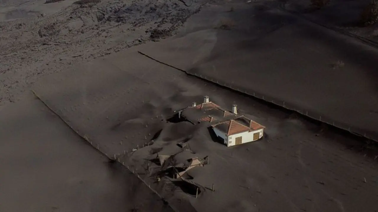 <p> La primera prueba para retirar la lava de La Palma da unos resultados satisfactorios, seg&uacute;n Pevolca. Fuente: Twitter @Vicky_Ibannez </p>