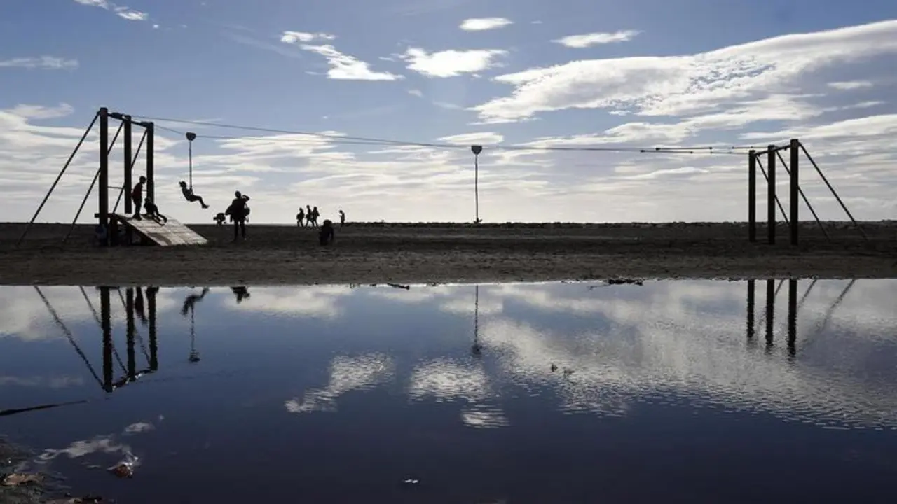 <p> Malague&ntilde;os, turistas y visitantes llenan las calles de M&aacute;laga en un domingo de Navidad con los comercios abiertos y temperaturas de 20&ordm; en la imagen playa de Pedregalejo a 26 de diciembre de 2021 en M&aacute;laga, Andaluc&iacute;a. </p>