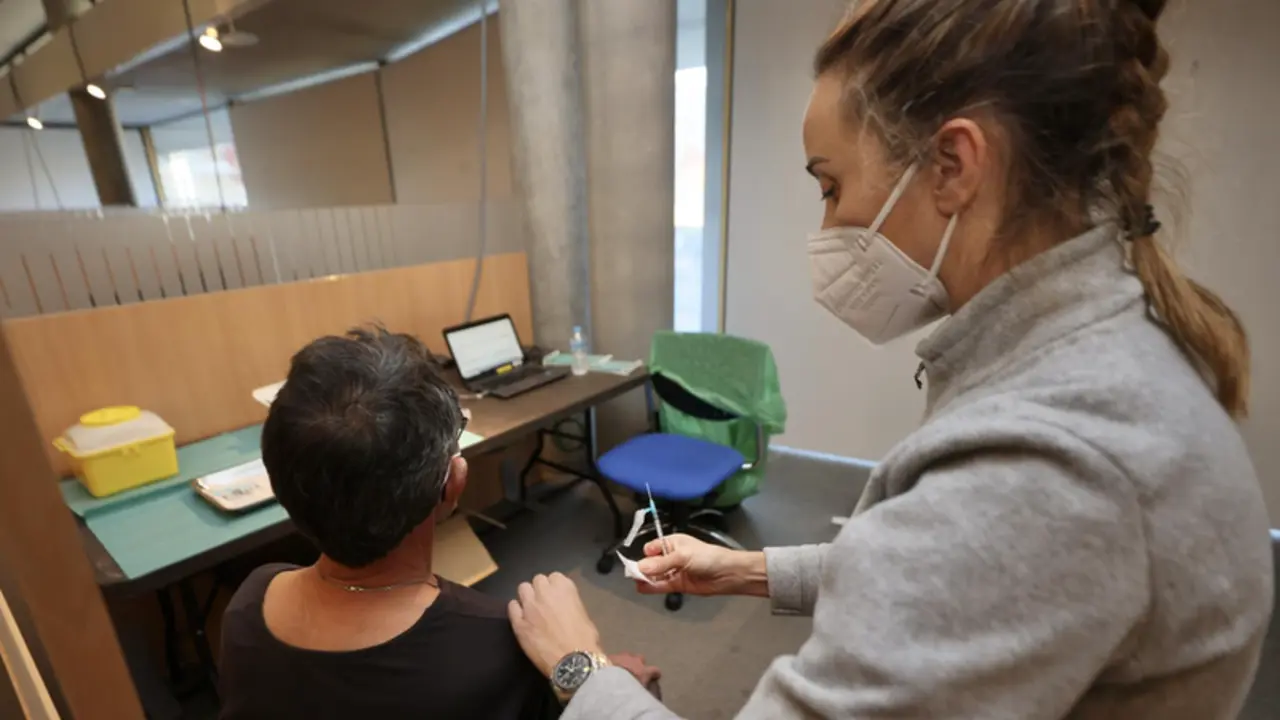 <p> Archivo - Una persona recibe la tercera dosis de la vacuna contra el Covid-19 - Beatriz Ciscar - Europa Press - Archivo </p>