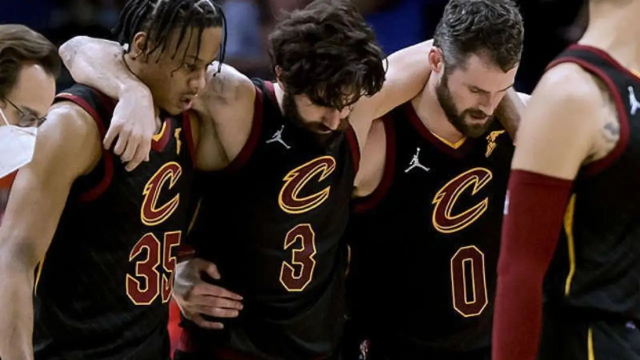 <p> Ricky Rubio siendo acompa&ntilde;ado fuera de la cancha por Okoro y Kevin Love </p>