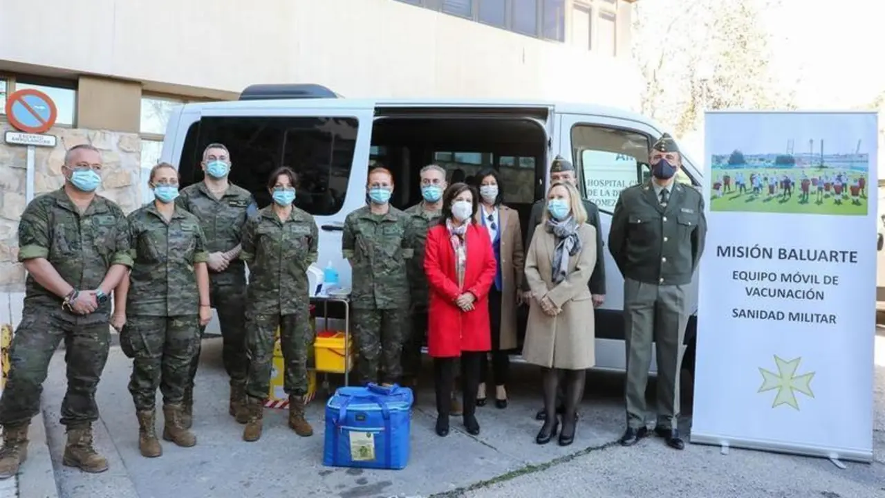 <p> La Ministra de Defensa, Margarita Robles, visita a los Equipos M&oacute;viles de Vacunaci&oacute;n, en el Instituto de Medicina Preventiva de Defensa - Marta Fern&aacute;ndez Jara </p>