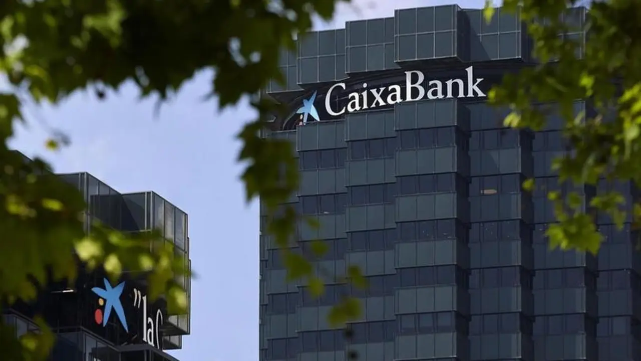 <p> Edificio de Caixabank </p>