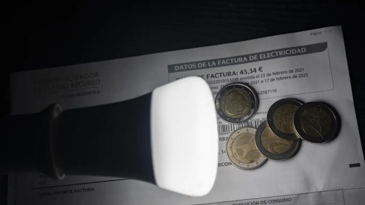 <p> Una l&aacute;mpara refleja el importe de una factura de la luz </p>