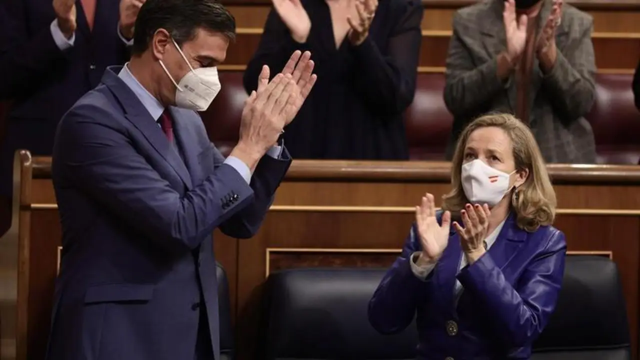 <p> El presidente del Gobierno, Pedro S&aacute;nchez, es aplaudido tras su intervenci&oacute;n en una sesi&oacute;n plenaria en el Congreso de los Diputados, a 28 de diciembre de 2021, en Madrid </p>