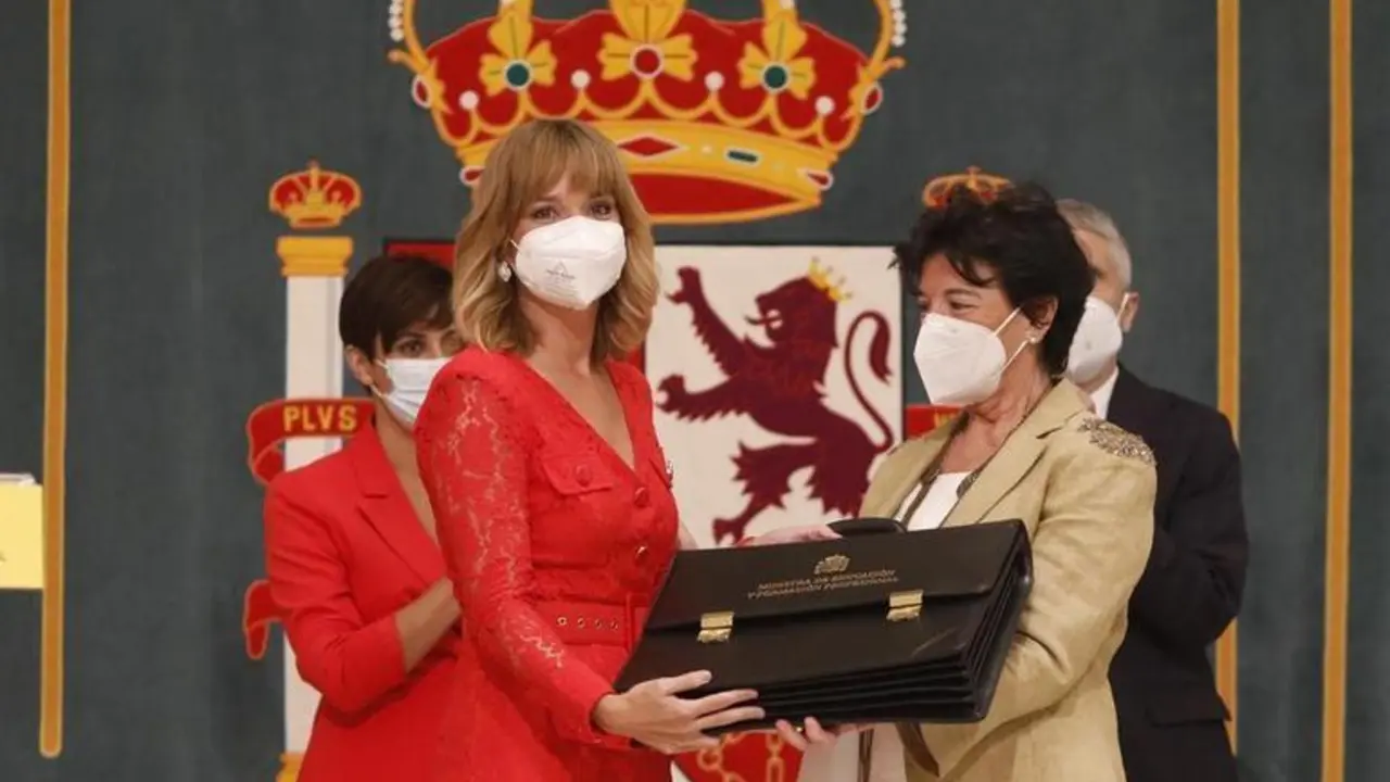 <p> La actual ministra de Educaci&oacute;n y FP, Pilar Alegr&iacute;a (i), recibiendo la cartera ministerial de su predecesora, Isabel Cela&aacute; </p>