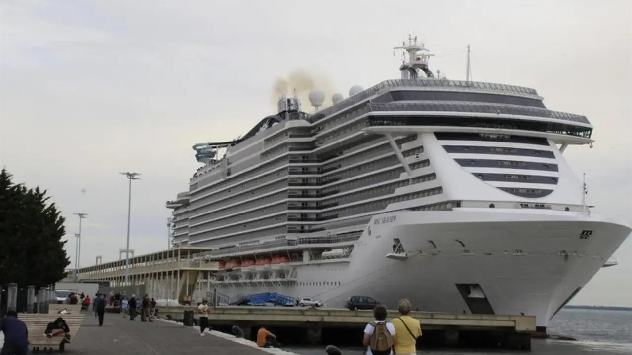 <p> Un crucero en el puerto de Lisboa </p>