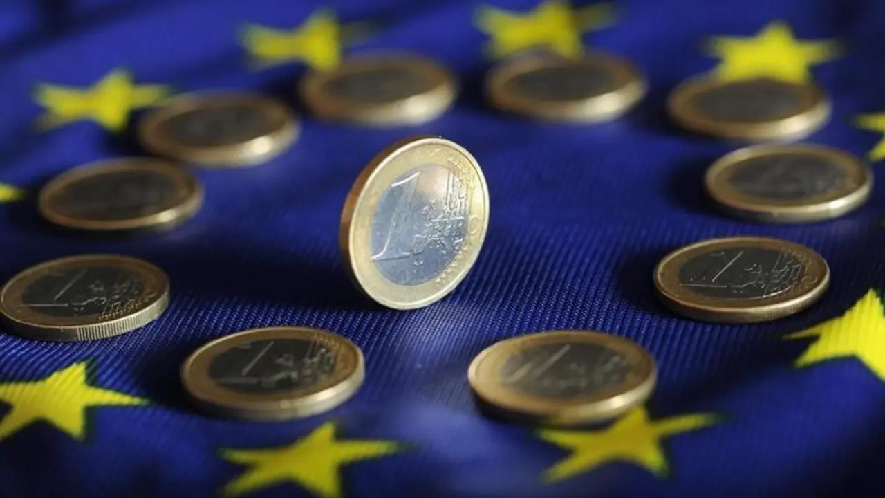 <p> Monedas de euro en la bandera de la Uni&oacute;n Europea </p>