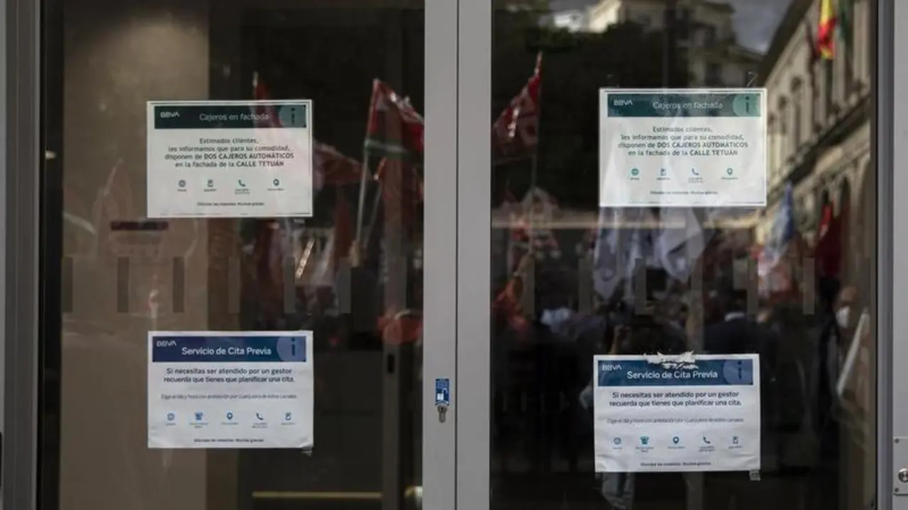 <p> Una oficina de BBVA </p>