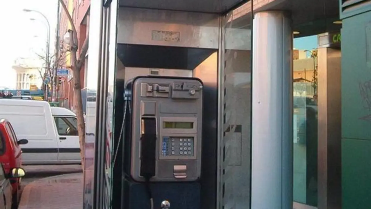 <p> Una cabina de tel&eacute;fono </p>