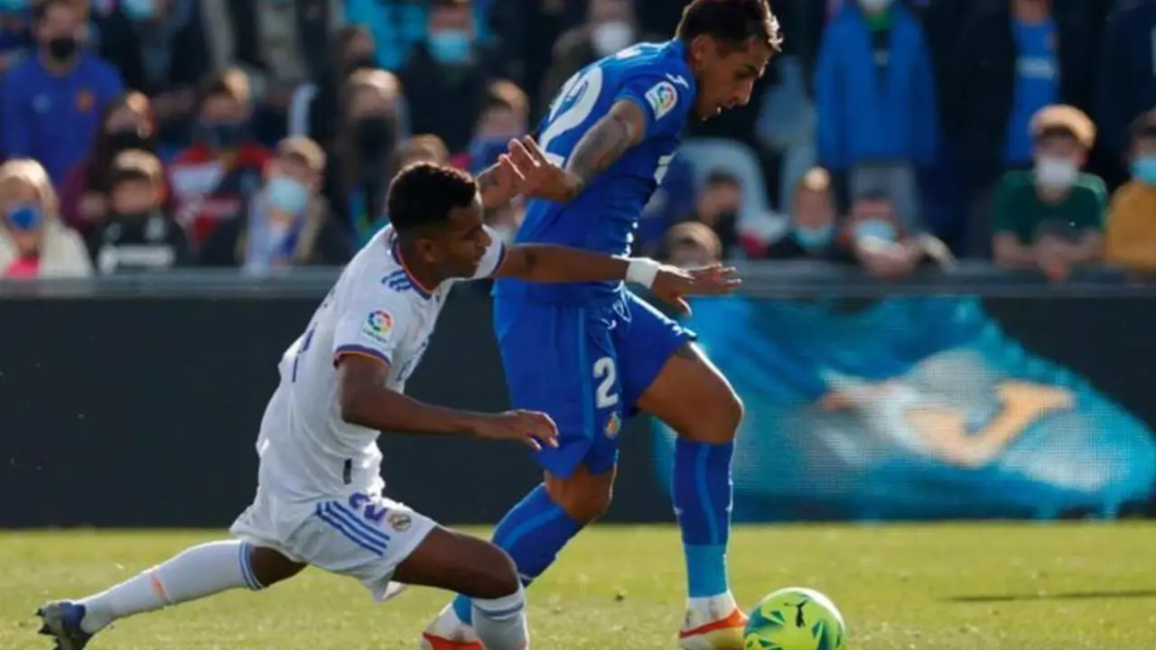 <p> Dami&aacute;n Suarez regateando a Rodrygo Goes </p>