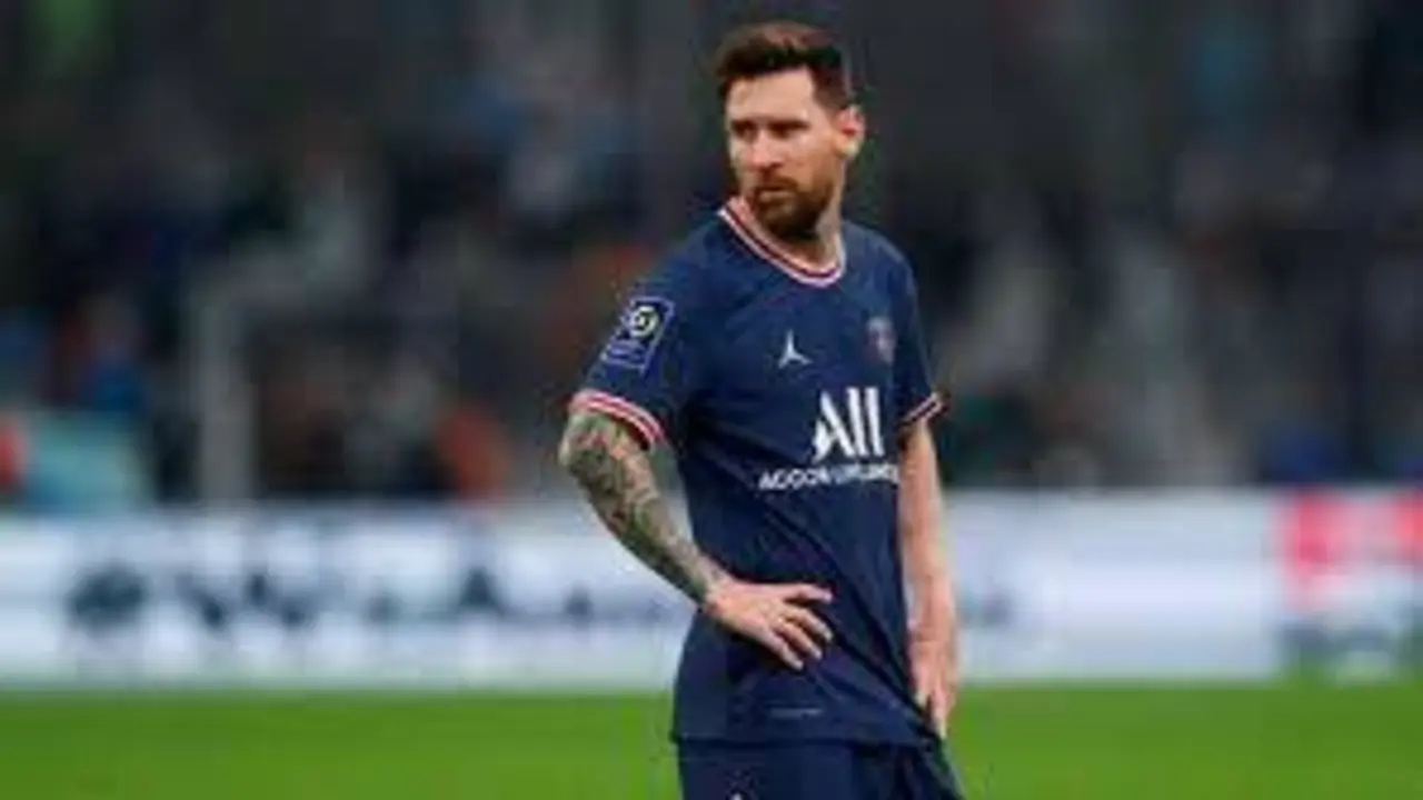<p> Leo Messi con la equipaci&oacute;n del PSG </p>