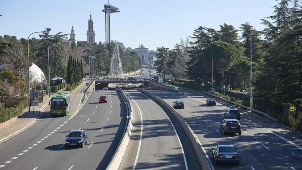 <p> Varios veh&iacute;culos circulan por la carretera de A Coru&ntilde;a </p>