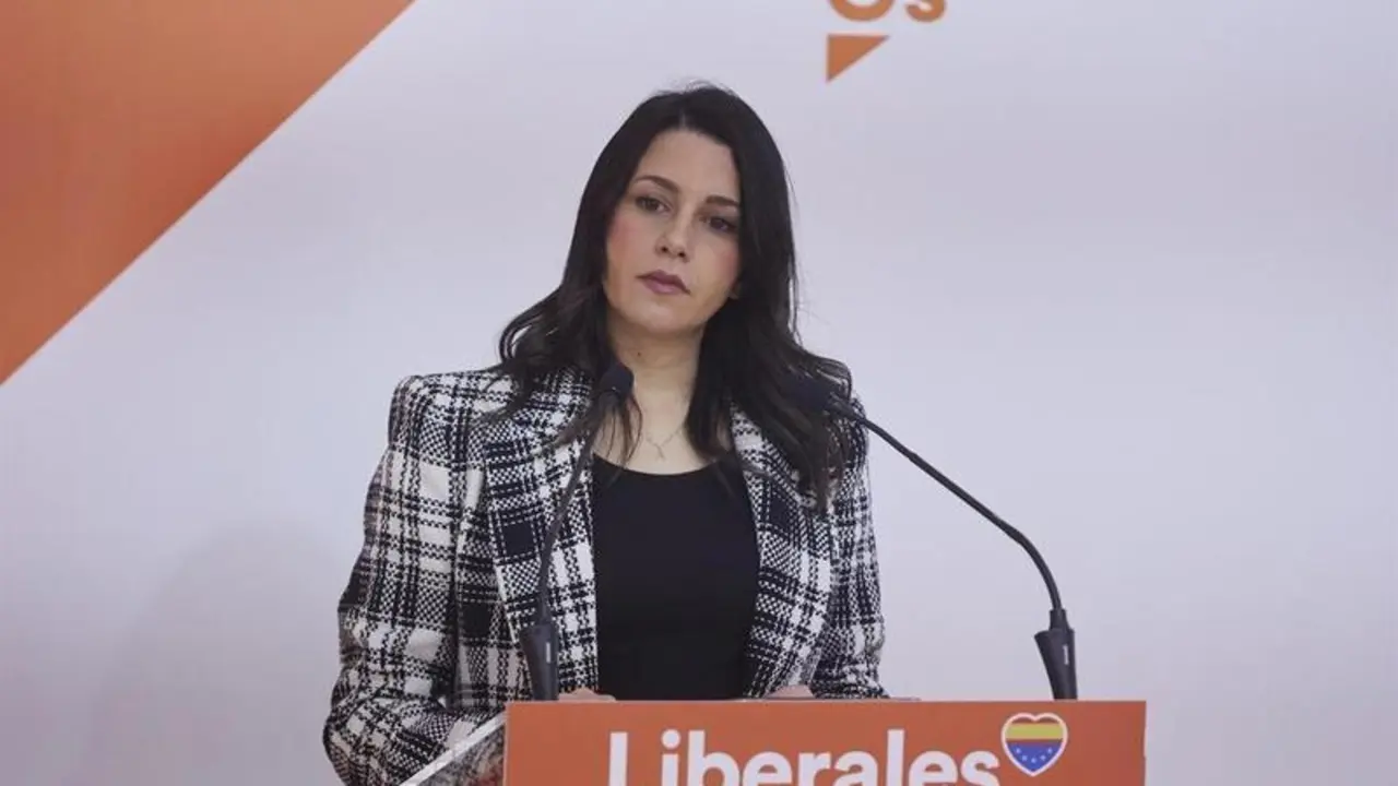 <p> La presidenta de Ciudadanos, In&eacute;s Arrimadas, da una rueda de prensa de valoraci&oacute;n del a&ntilde;o en Jerez de la Frontera, a 29 de diciembre de 2021 en C&aacute;diz </p>