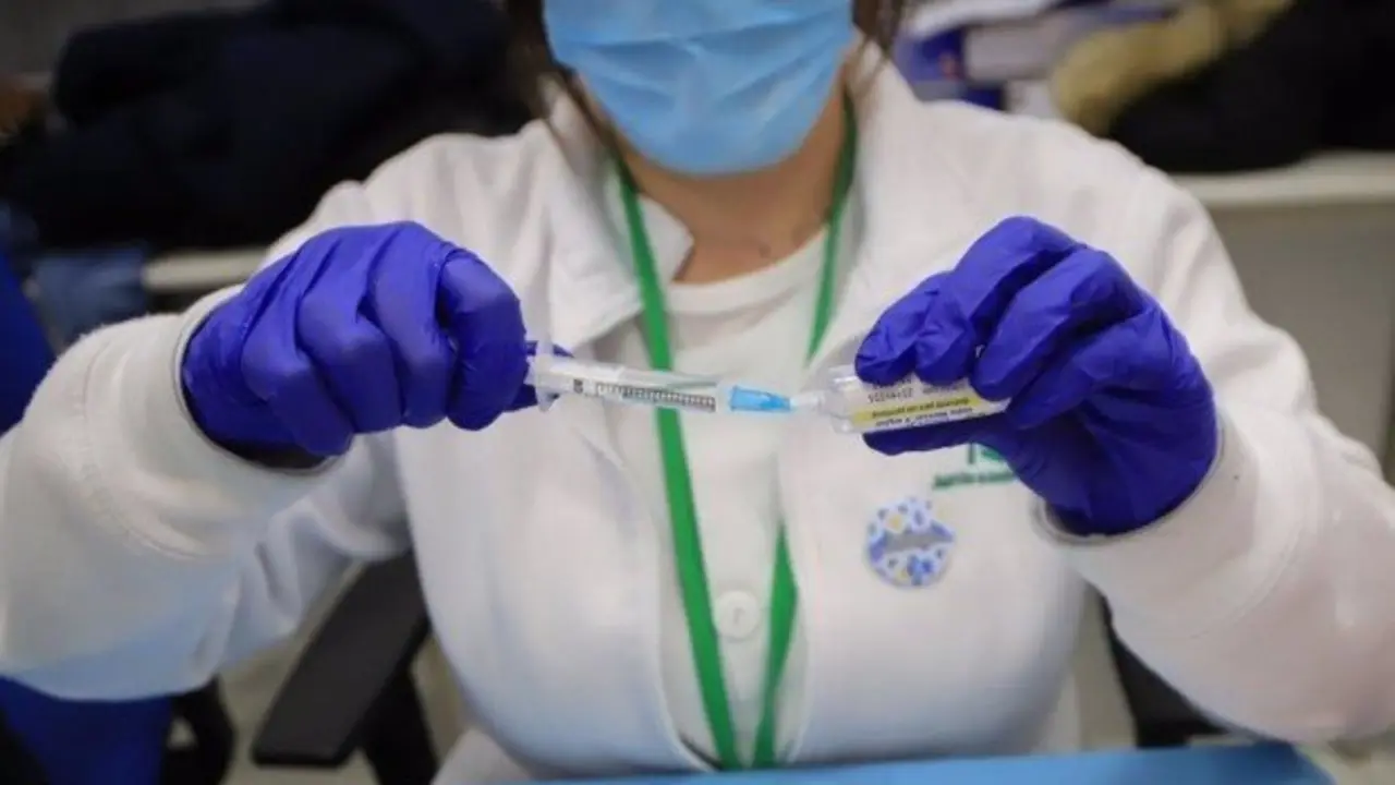 <p> M&eacute;dica con una vacuna contra el Covid </p>