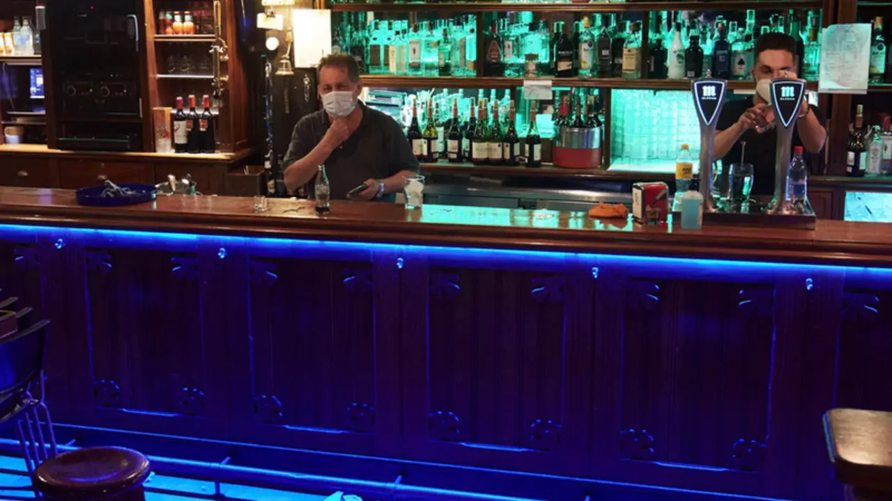 <p> Archivo - Dos camareros en un local de ocio nocturno - Juan Manuel Serrano Arce - Europa Press - Archivo </p>