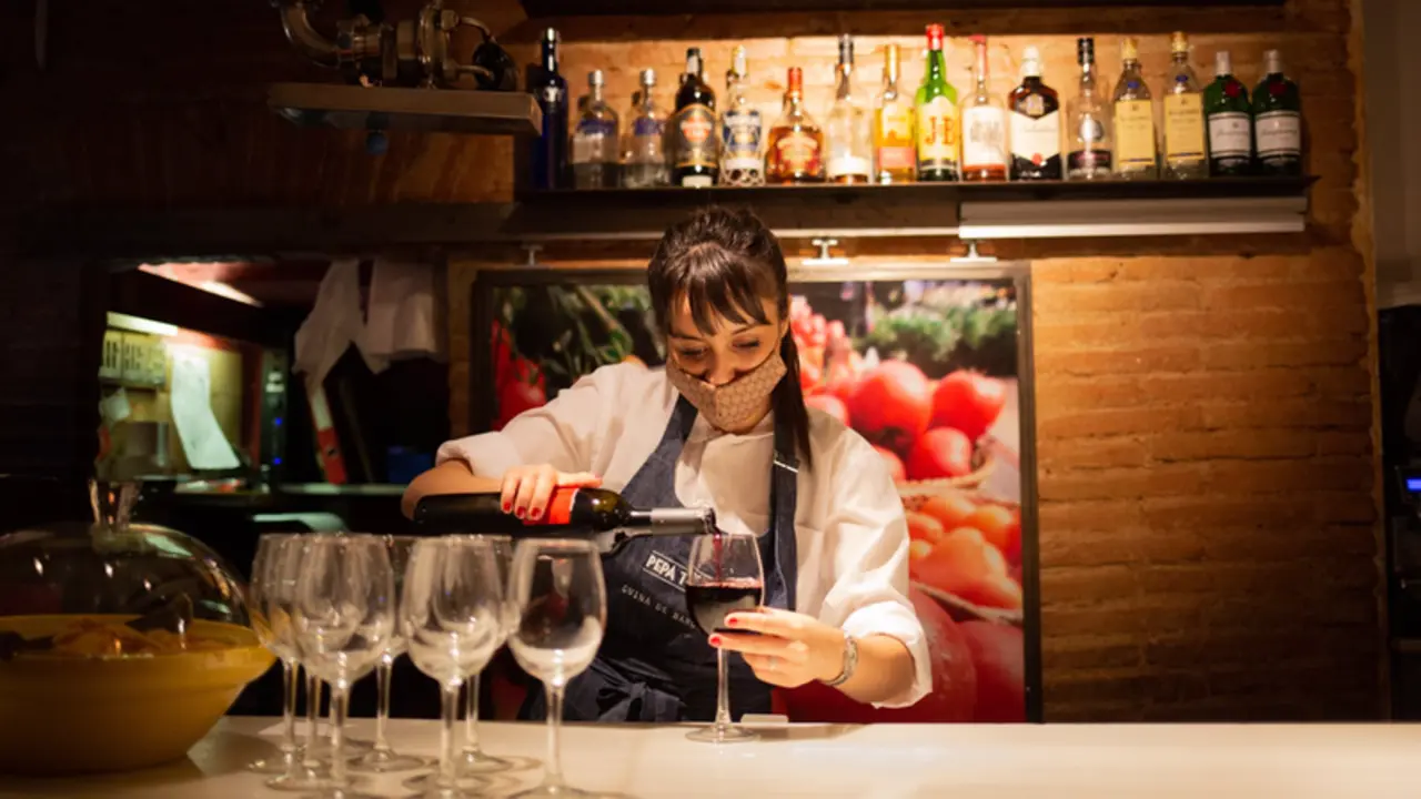 <p> Archivo - Una camarera sirve una copa de vino en el interior de un bar de Barcelona - David Zorrakino - Europa Press - Archivo </p>