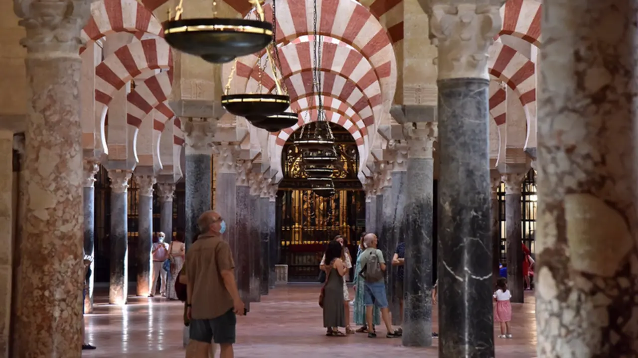 <p> Archivo - Turistas en el interior de la Mezquita-Catedral de C&oacute;rdoba. - CABILDO CATEDRAL DE C&Oacute;RDOBA - Archivo </p>