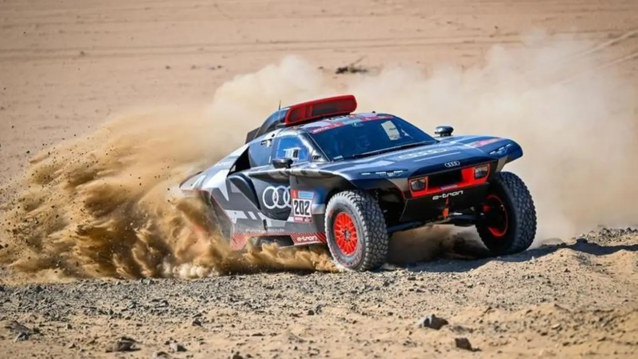 <p> Carlos Sainz empieza a mejorar su andadura en el Dakar. </p>