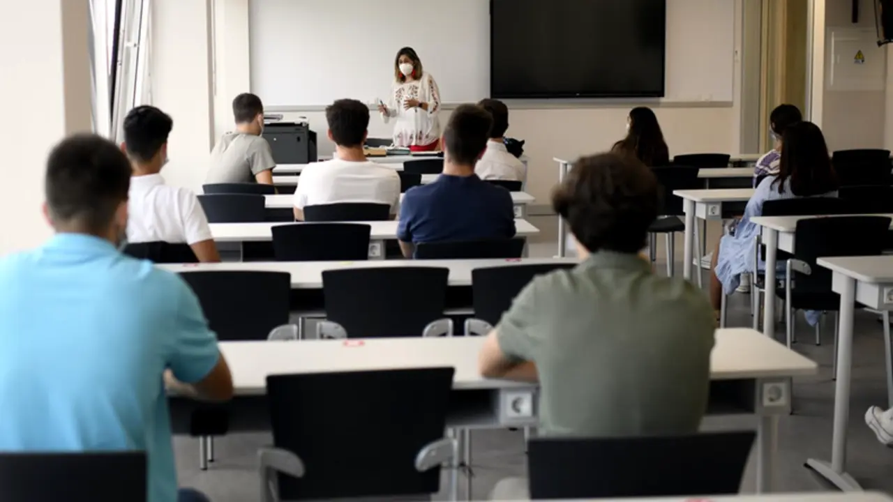 <p> Archivo - Una profesora da clase con mascarilla a alumnos en la Facultad de Humanidades y Ciencia de la Comunicaci&oacute;n de la Universidad privada CEU San Pablo durante el primer d&iacute;a del curso 2020-2021, en Madrid (Espa&ntilde;a), a 14 de septiembre. - &Oacute;scar Ca&ntilde;as - Europa Press - Archivo </p>