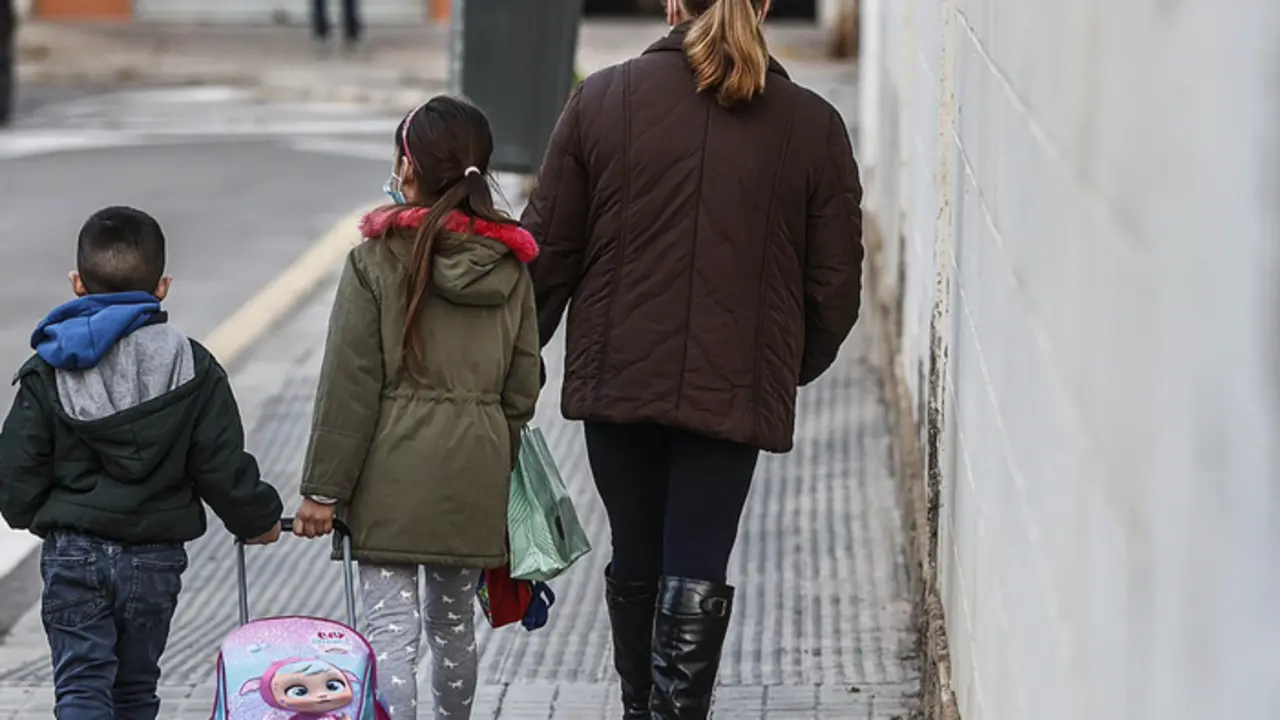 <p> Un ni&ntilde;o y una ni&ntilde;a, acompa&ntilde;ados de una mujer, caminan hacia el colegio en Valencia. - Rober Solsona - Europa Press </p>