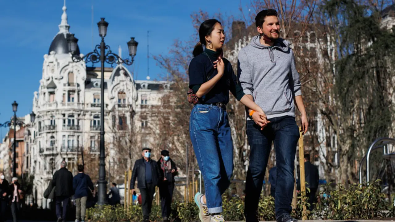 <p> Ciudadanos pasean a pocas horas de Nochevieja, a 31 de diciembre de 2021, en Madrid, (Espa&ntilde;a). - Alejandro Mart&iacute;nez V&eacute;lez - Europa Press </p>