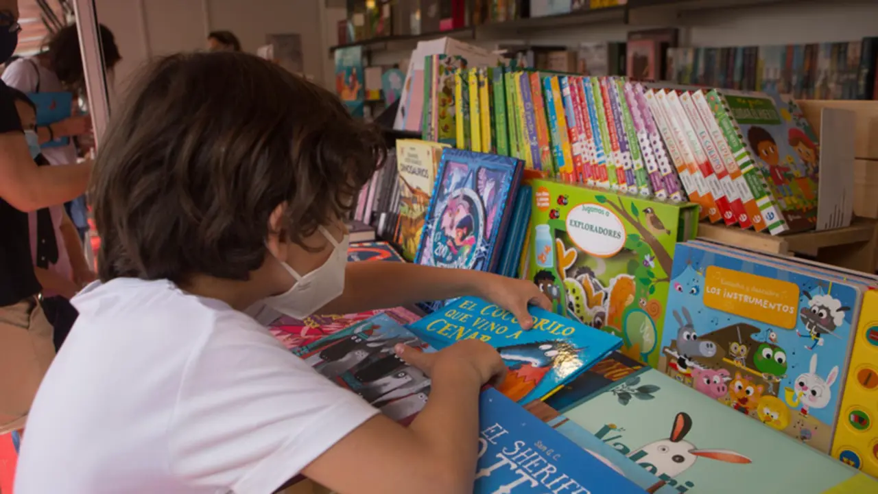 <p> Archivo - Un ni&ntilde;o ojea libros en la Feria del Libro de M&eacute;rida. - Jorge Armestar - Europa Press - Archivo </p>