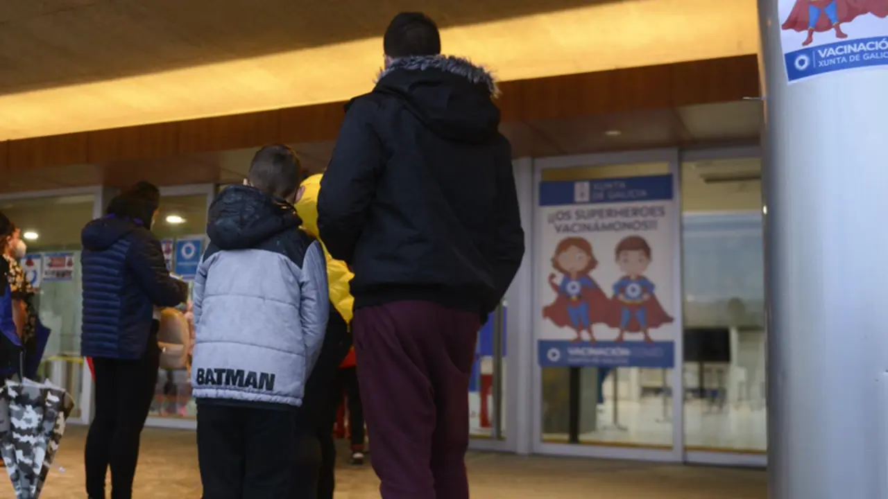 <p> Varios ni&ntilde;os acompa&ntilde;ados de sus padres, a su llegada al recinto ferial Expourense para ser vacunados - Rosa Veiga - Europa Press </p>