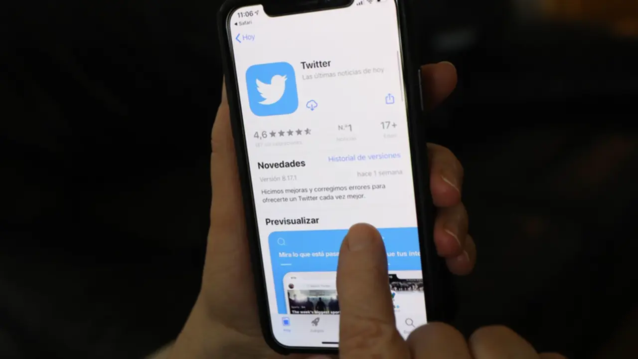 <p> Archivo - Una persona hace uso de la aplicaci&oacute;n de la red social Twitter - Marta Fern&aacute;ndez Jara - Europa Press - Archivo </p>