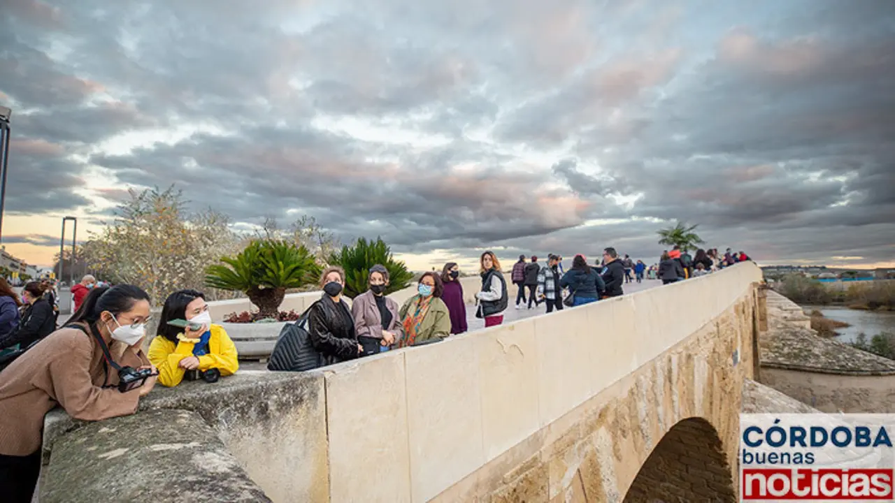 <p> Varias personas pasean sobre el Puente Romano | Jos&eacute; Le&oacute;n. </p>