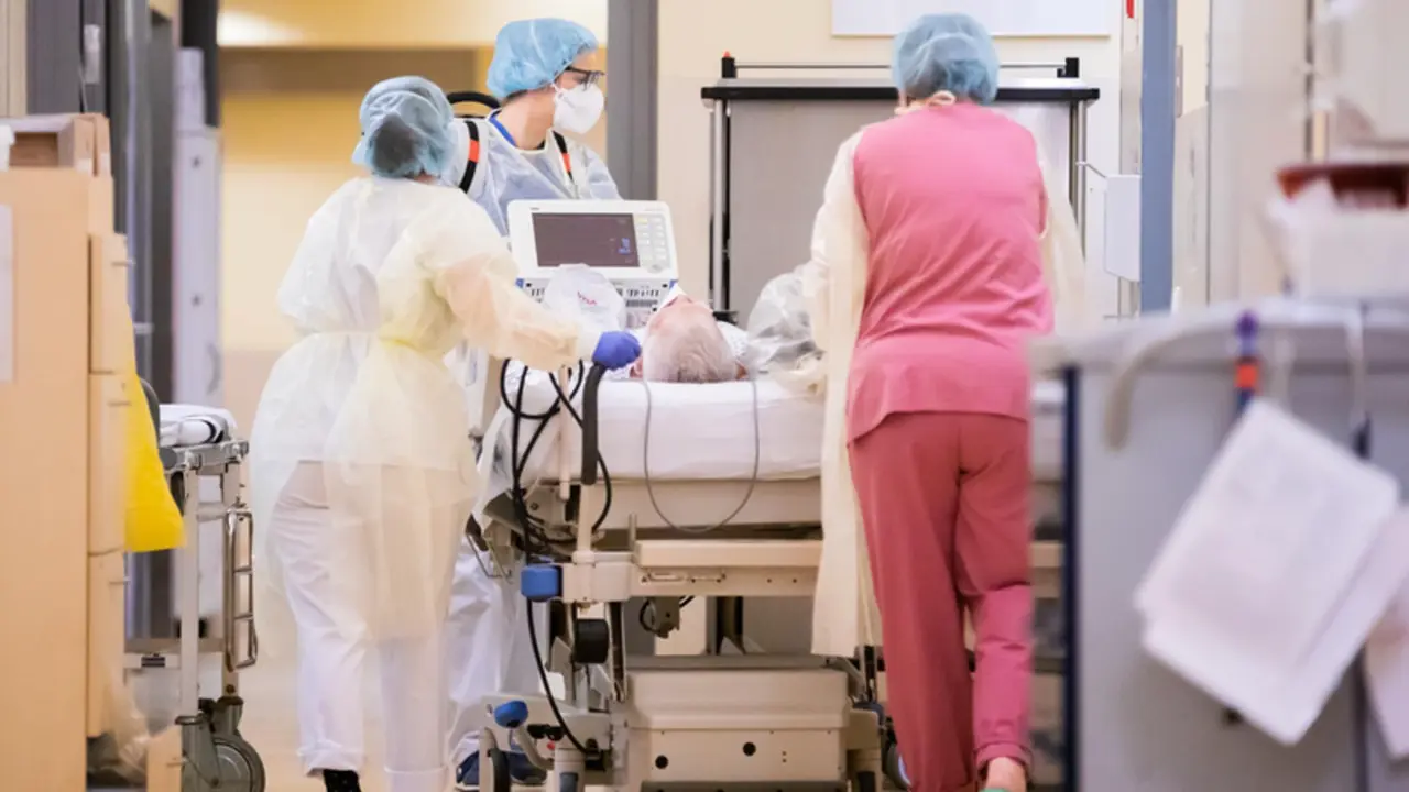 <p> 29 December 2021, Berlin: A resident (C) pushes the bedside of a Coronavirus (Covid-19) patient with intensive care nurses in the intensive care unit of the Havelhoehe Community Hospital. Photo: Christoph Soeder/dpa - Christoph Soeder/dpa </p>