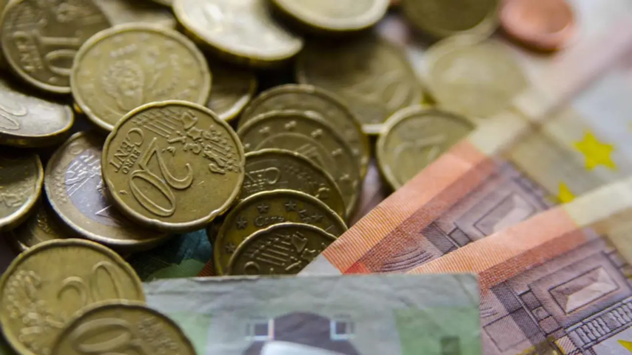 <p> Archivo - Monedas y billetes de euro. - EUROPA PRESS - Archivo </p>