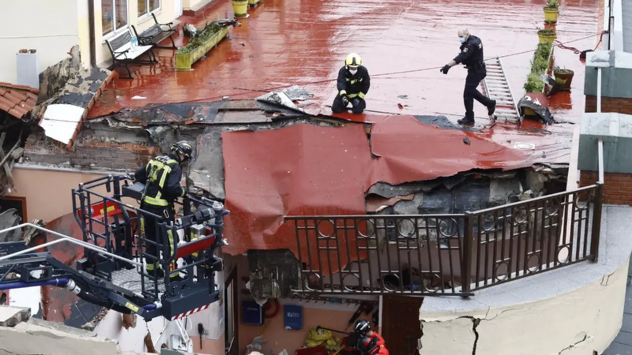 <p> Localizan los cuerpos sin vida de los dos desaparecidos en el derrumbe del colegio San Vicente de Paul de Gij&oacute;n </p>