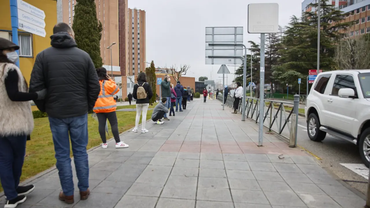 <p> Varias personas esperan la cola en las inmediaciones del Hospital 12 de octubre para hacerse PCR - Jes&uacute;s Hell&iacute;n - Europa Press </p>