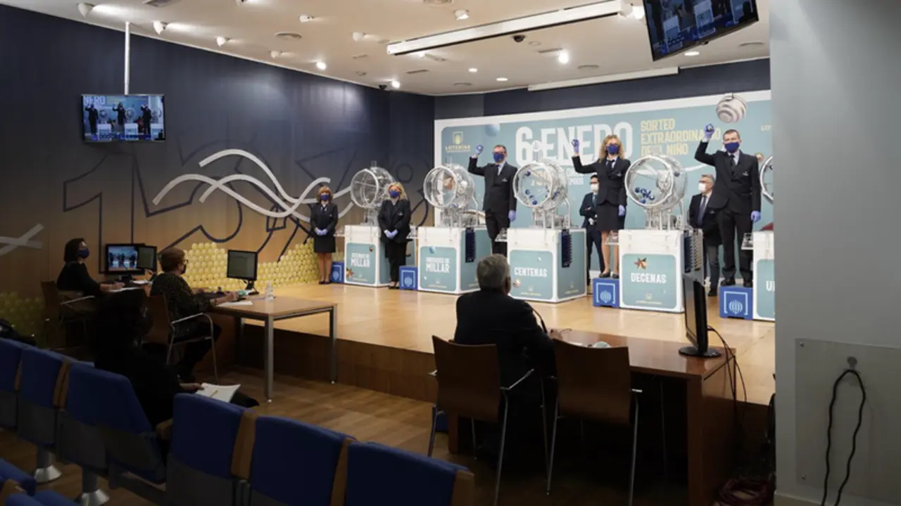 <p> Archivo - Sorteo Extraordinario de &lsquo;El Ni&ntilde;o&rsquo;, en Madrid (Espa&ntilde;a) a 6 de enero de 2021. El n&uacute;mero 19570 ha sido agraciado con el 'Gordo' del Sorteo Extraordinario de 'El Ni&ntilde;o', dotado con 2.000.000 de euros por serie. El n&uacute;mero ha estado muy repartido en m - SELAE - Archivo </p>