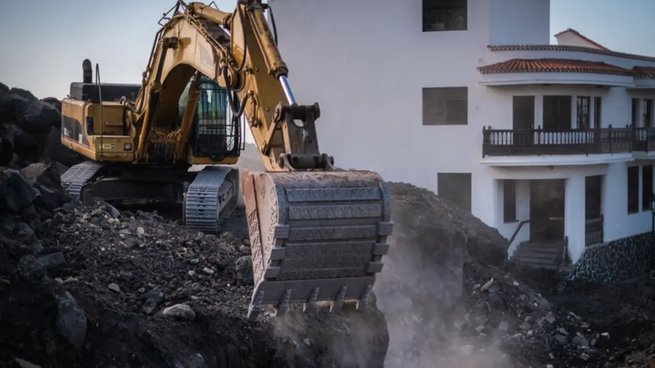 <p> Una pala procede a la retirada de lava en el cruce de La Laguna, en el municipio de Los Llanos de Aridane, en la isla de La Palma, d&iacute;as despu&eacute;s de darse por finalizada oficialmente la erupci&oacute;n del volc&aacute;n - CABILDO DE LA PALMA </p>