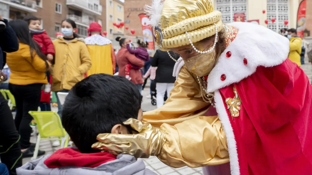 <p> Un rey saluda a un ni&ntilde;o en el acto de la Fundaci&oacute;n Madrina, con entrega de regalos y caramelos a ni&ntilde;os de familias vulnerables. - Alberto Ortega - Europa Press </p>
