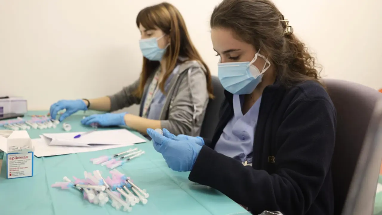 <p> Dos enfermeras preparan una vacuna contra el Covid-19, en el Hospital Infanta Sof&iacute;a, a 30 de diciembre de 2021, en San Sebasti&aacute;n de los Reyes, Madrid, (Espa&ntilde;a). - Eduardo Parra - Europa Press </p>