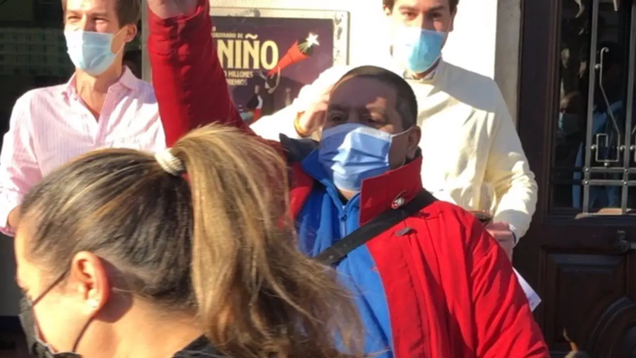 <p> Juan Jim&eacute;nez, con El Gordo de El Ni&ntilde;o - EUROPA PRESS </p>