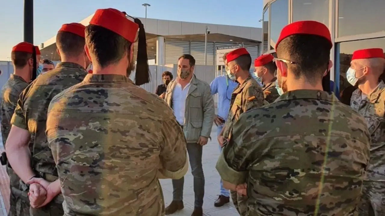 <p> Archivo - El presidente de Vox, Santiago Abascal, con militares en Algeciras antes de viajar a Ceuta - VOX - Archivo </p>