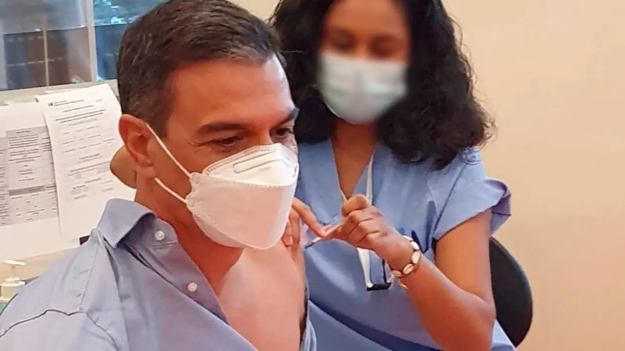 <p> El presidente del Gobierno, Pedro S&aacute;nchez, recibe la tercera dosis de la vacuna contra la covid 19 en el Hospital Puerta de Hierro de Madrid - PRESIDENCIA DEL GOBIERNO </p>