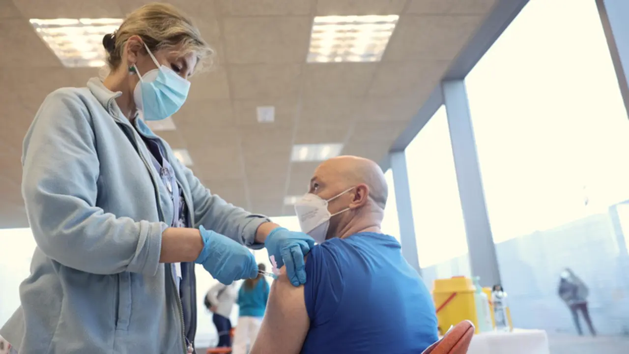 <p> Una persona recibe una vacuna contra el Covid-19, en el Hospital Infanta Sof&iacute;a, a 30 de diciembre de 2021, en San Sebasti&aacute;n de los Reyes, Madrid, (Espa&ntilde;a). - Eduardo Parra - Europa Press </p>