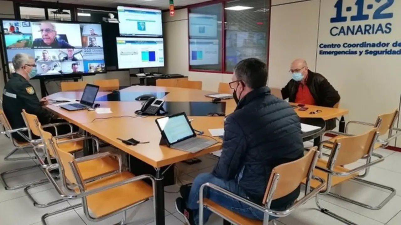 <p> Reuni&oacute;n del Comit&eacute; Director del Plan Especial de Protecci&oacute;n Civil y Atenci&oacute;n de Emergencias por Riesgo Volc&aacute;nico de Canarias (PEVOLCA) - CEDIDO POR GOBIERNO DE CANARIAS </p>