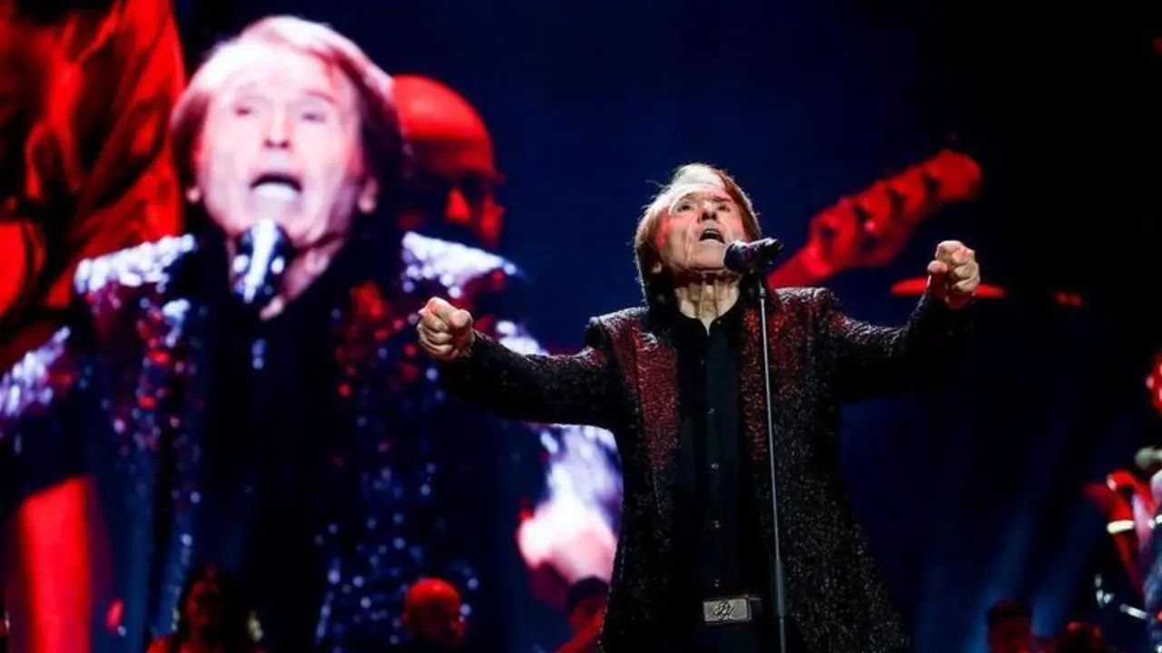 <p> El cantante Raphael durante un concierto en el Wizink Center, a 16 de diciembre de 2021 </p>