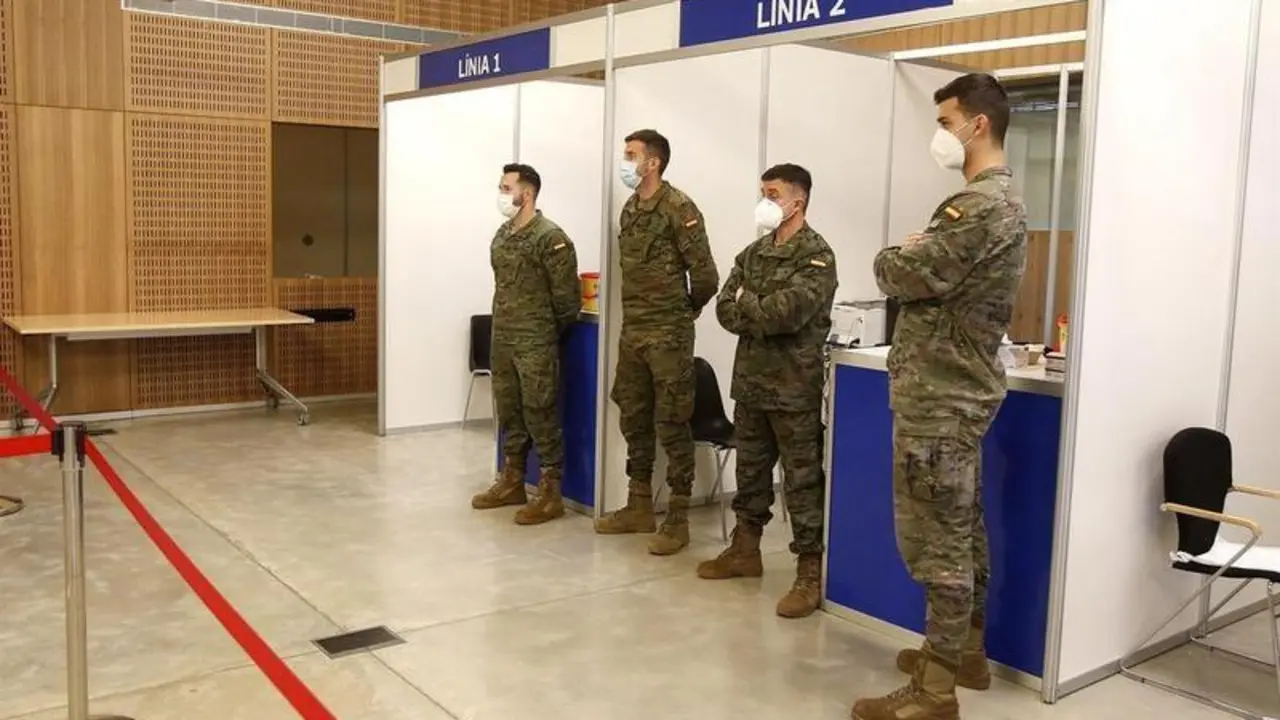 <p> Varios militares de las Fuerzas Armadas tras incorporarse a los equipos de vacunaci&oacute;n del IB-Salud de Baleares </p>