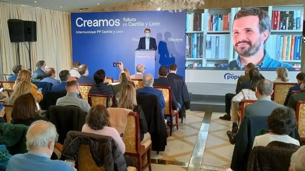 <p> El presidente del PPCyL, Alfonso Fern&aacute;ndez Ma&ntilde;ueco, junto a la intervenci&oacute;n telem&aacute;tica de Pablo Casado en Salamanca </p>